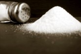 نمک خوردن ایرانی ها غیراستاندارد است نمک خوردن ایرانی ها غیراستاندارد است