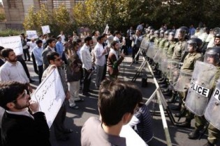 تجمع اعتراض آمیز مقابل سفارت عربستان در ایران