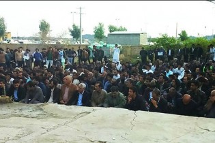 آشفتگی در جلسه انتخاباتی یک نماینده توسط مادر شهید