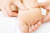 رفع خستگی با ماساژ دادن پاها قبل از خواب