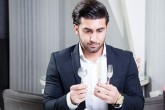 آشنایی با اصول صحیح نشستن سر میز غذا آشنایی با اصول صحیح نشستن سر میز غذا