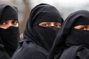 مفتی ارشد سعودی: زنان جایزند چادر رنگی بپوشند