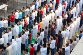 اقامه نماز عید فطر بحرینی‌ها مقابل منزل شیخ قاسم
