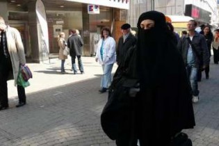 ضرب و شتم یک زن محجبه در برلین