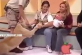 فیلم/ حمله شیر گرسنه به نوزاد در برنامه زنده!  <img src="/images/video_icon.gif" width="16" height="13" border="0" align="top">