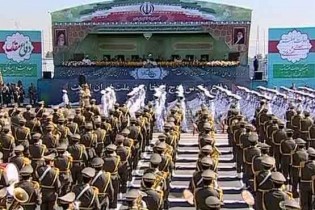آغاز هفته دفاع مقدس با رژه نیروهای مسلح