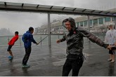 تصاویر/ شادی و بی خیالی مردم هنگ کنگ در طوفان