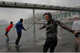 تصاویر/ شادی و بی خیالی مردم هنگ کنگ در طوفان  <img src="/images/picture_icon.gif" width="16" height="13" border="0" align="top">