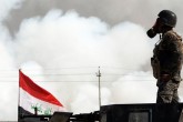 تصاویر/ انتشار گاز سمی در حمله داعش به قیاره
