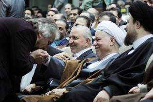رفسنجانی: دستبوسی متملقانه گناه بزرگی است