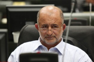 عذرخواهی نادر قاضی پور از نمایندگان زن ادوار مجلس