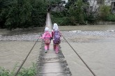 تصاوير/ عبور از روي پل مرگ براي رسيدن به مدرسه!