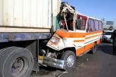 تصاوير/ تصادف وحشتناك بين تریلی و مینی‌بوس  <img src="/images/picture_icon.gif" width="16" height="13" border="0" align="top">