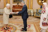 سفیر ایران استوارنامه‌اش را به ملکه انگلیس تسلیم کرد