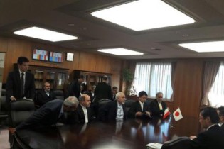 ظریف با وزیر اقتصاد، تجارت و صنعت ژاپن دیدار کرد