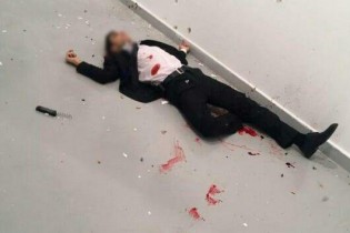جسد قاتل سفیر روسیه روی زمین مانده است