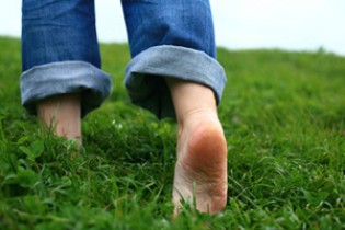 فواید پیاده‌روی با پای برهنه بر روی چمن