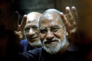 رهبر اخوان‌المسلمین مصر به حبس ابد محکوم شد