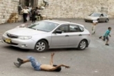 یک صهیونیست کودک فلسطینی را زیر گرفت یک صهیونیست کودک فلسطینی را زیر گرفت