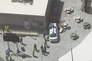 یک خودرو در شهر بوستون عابران را زیرگرفت