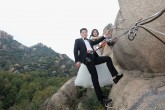 تصاویر/ عروس و داماد در حال صخره نوردی