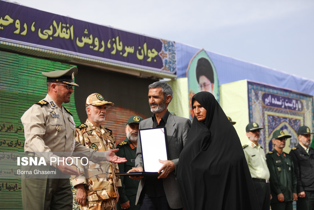 تقدیر از شهدای وظیفه ارتش در جشنواره جوان سرباز