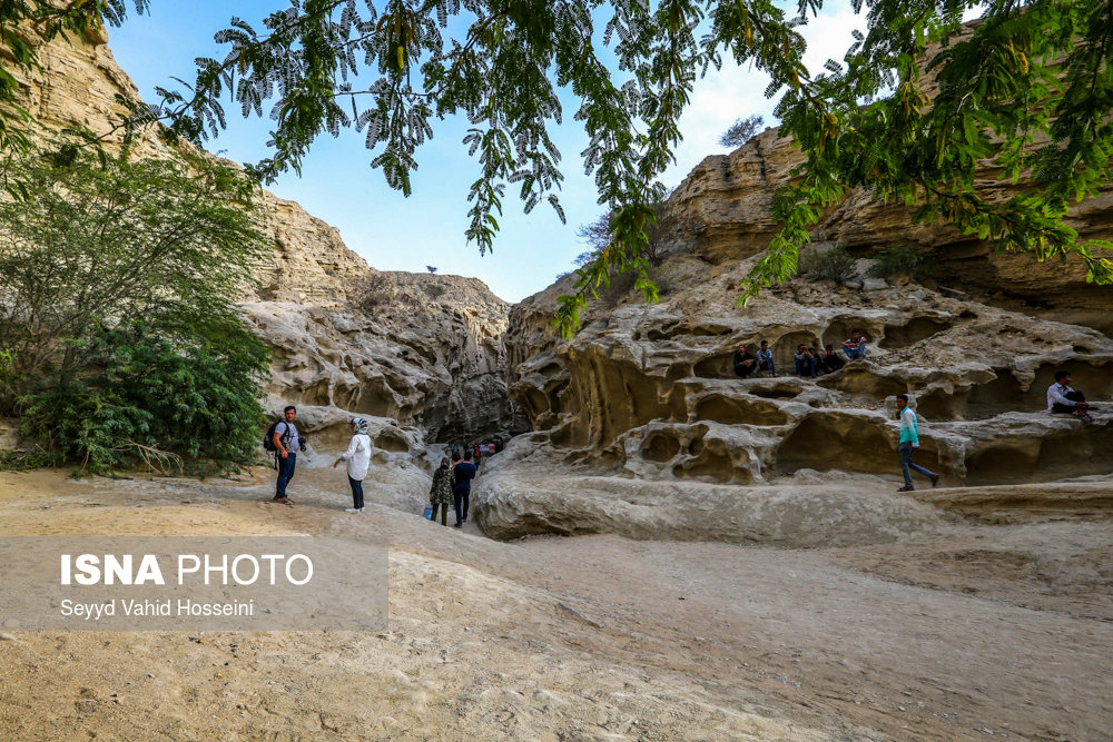 مسیر ابتدای ورود به دره چاهکوه عریض و پر نور با دیوارهای مرتفع که بتدریج از عرض آن کم می‌شود.