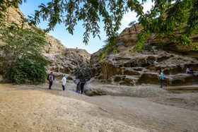 مسیر ابتدای ورود به دره چاهکوه عریض و پر نور با دیوارهای مرتفع که بتدریج از عرض آن کم می‌شود.