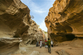 مسیر ابتدای ورود به دره چاهکوه عریض و پر نور با دیوارهای مرتفع که بتدریج از عرض آن کم می‌شود.