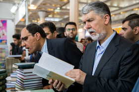 عباس صالحی وزیر فرهنگ و ارشاد از تعدادی از غرفه‌های سی و یکمین نمایشگاه بین المللی کتاب تهران بازدید میکند.