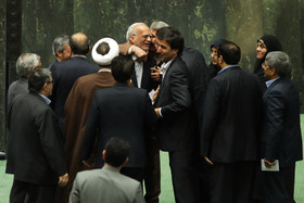 عبدالرضا هاشم‌زایی، نماینده مردم تهران بعد از سخنرانی مورد استقبال نمایندگان قرار گرفت.