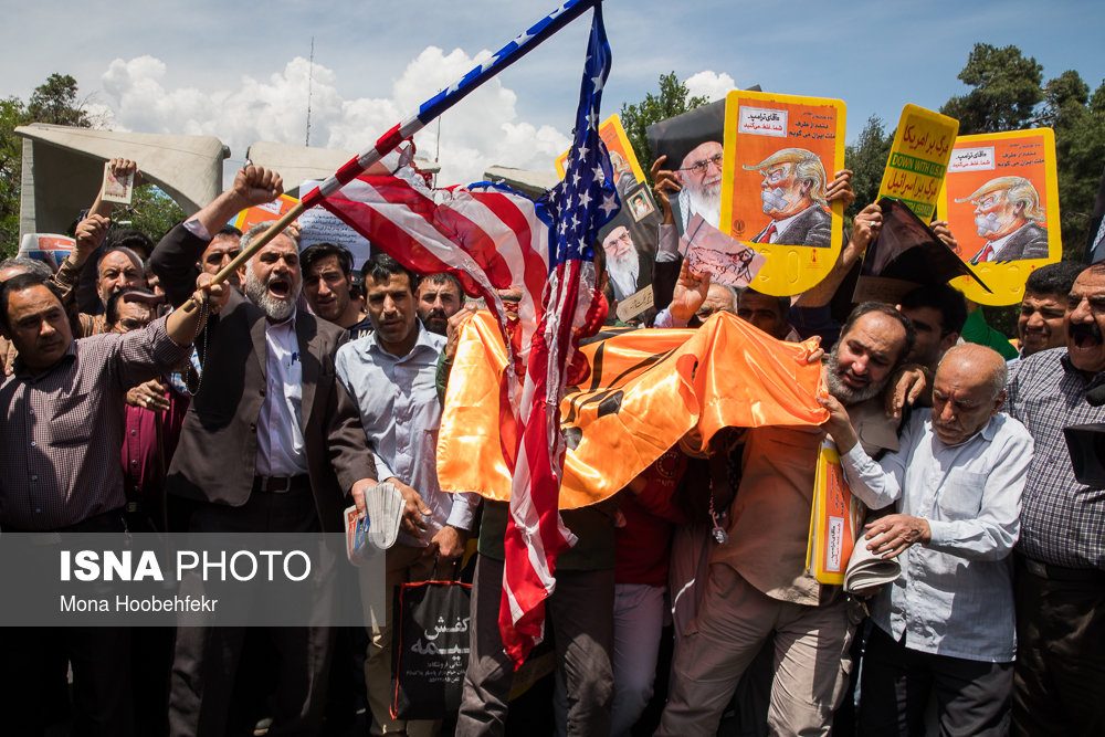 راهپیمایی نمازگزاران نماز جمعه در واکنش به خروج آمریکا از برجام