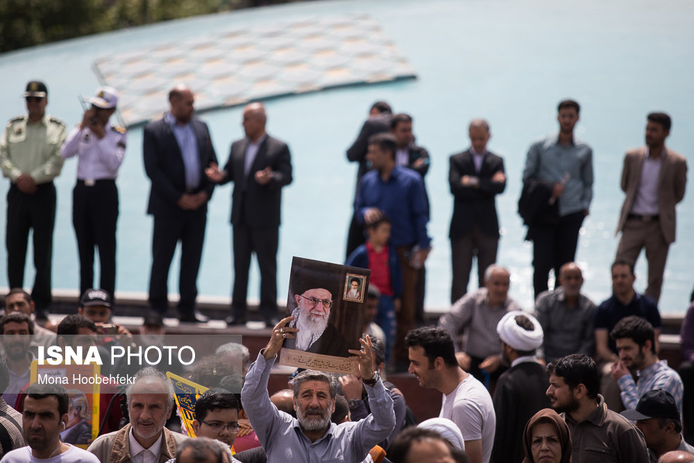 راهپیمایی نمازگزاران نماز جمعه در واکنش به خروج آمریکا از برجام