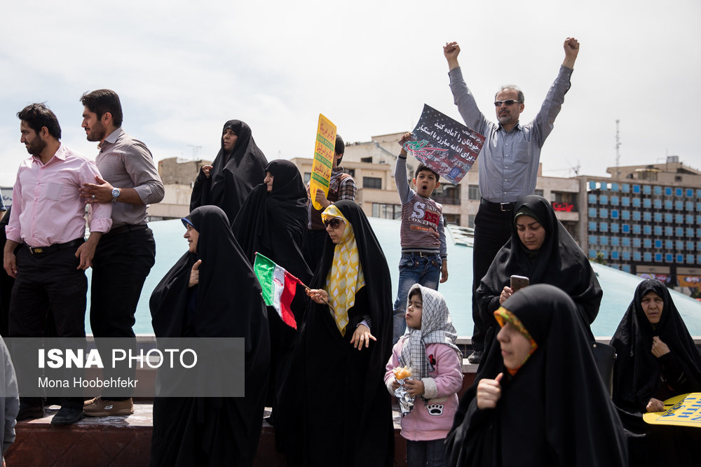 راهپیمایی نمازگزاران نماز جمعه در واکنش به خروج آمریکا از برجام