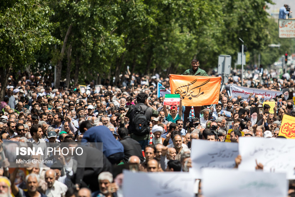 راهپیمایی نمازگزاران نماز جمعه در واکنش به خروج آمریکا از برجام