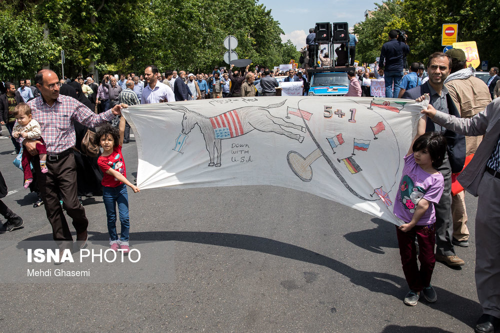 راهپیمایی نمازگزاران نماز جمعه در واکنش به خروج آمریکا از برجام