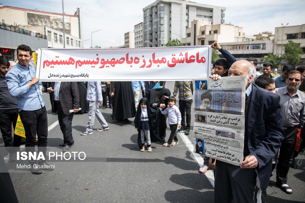 راهپیمایی نمازگزاران نماز جمعه در واکنش به خروج آمریکا از برجام