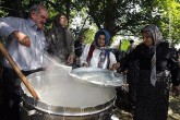 فیلم/ مراسم شیردوشان در روستای سلیمانی خراسان رضوی