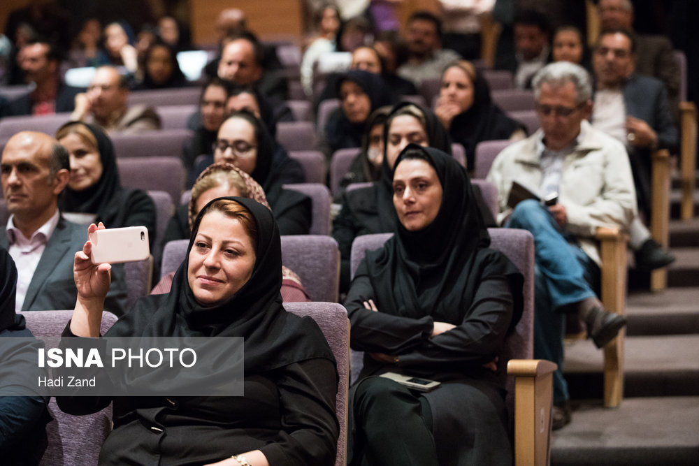 حضور علاقه مندان و مسوولان در مراسم بزرگداشت روز جهانی موزه و هفته میراث فرهنگی در سالن همایش موزه ملی