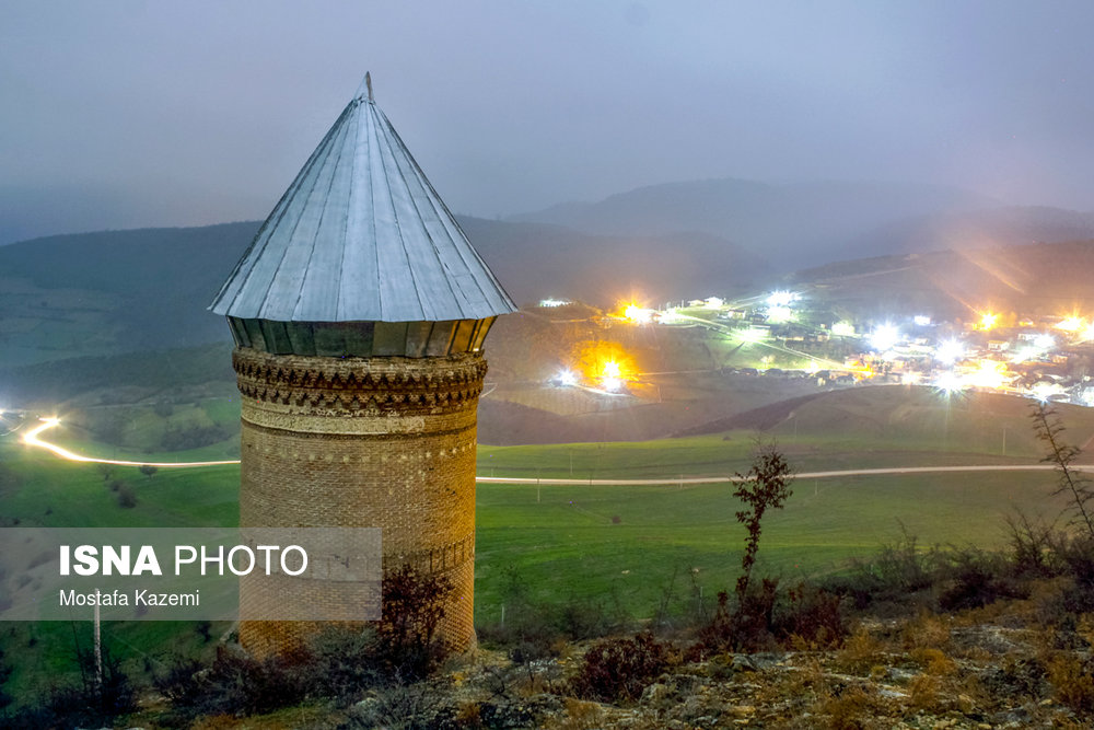 «برج رسکت» در چهل کیلومتری جنوب شهر ساری، در یکی از روستاهای دودانگه به نام روستای رسکت قرار دارد.  در سال ۲۳۱ خورشیدی برابر با ۲۳۷ قمری شهاب‌سنگی در منطقه فریم سقوط کرد که به نام شهاب سنگ اسپهبد شروین خوانده شد. برخی پژوهشگران برج رسکت را یادمانی چند منظوره در نزدیکی محل سقوط این شهاب سنگ می‌دانند.