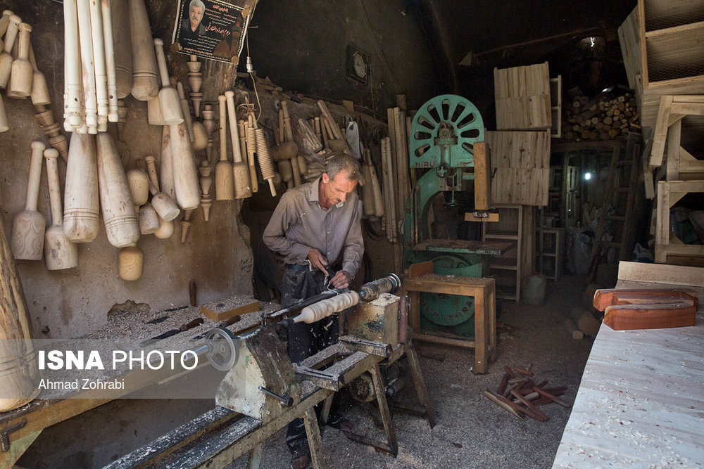 «خراطی چوب» یکی از صنایع دستی شهر قم است که امروزه در بازار کهنه قم با قدمتی ۶۰۰ ساله در حال فعالیت است.