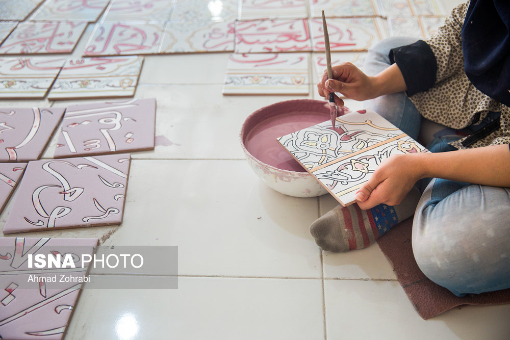 «کاشی هفت رنگ»، از صنایع دستی و در زیرشاخه سفال و کاشی در استان قم است که به رونق و پویایی خوبی دست یافته و به دلیل شکل تولید کاملا دستی خود همچنان به عنوان یک هنر دستی منحصر به فرد فعالیت می کند و تولیدات خود را به کشورهایی همچون چین که قطب صنعت جهان است صادر می‌کند.