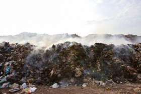 آتش زدن زباله ها راحت ترین راه ممکن برای از بین بردن زباله‌ها و همچنین دلیل اصلی آلوده شدن هوای این منطقه است.