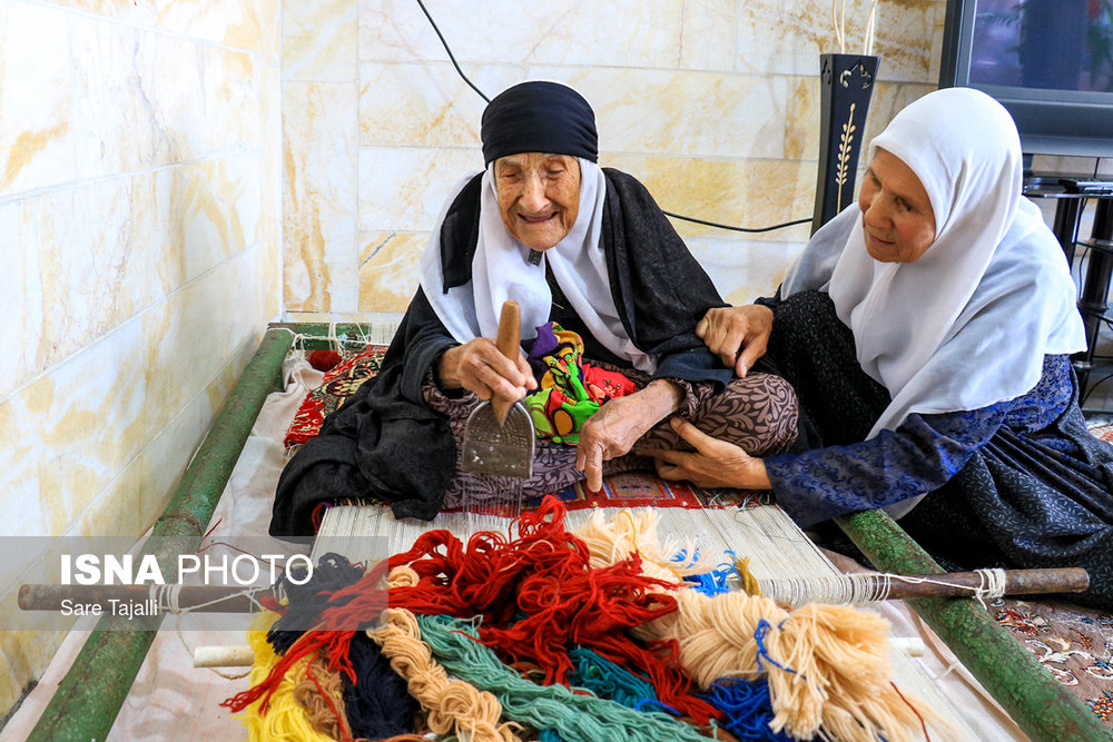 شاید این عکس یکی از آخرین تصاویری باشد که مادر صنایع دستی ایران روستای دارستان سیرجان پشت دار گلیم شیرکی پیچ نشسته است.