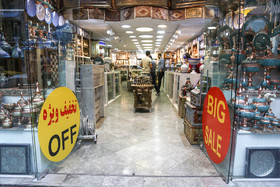 بیشتر فروشگاه‌های صنایع دستی خیابان ویلا به دلیل کسادی بازار، تخفیف‌های ویژه‌ای برای فروش در نظر گرفته‌اند.