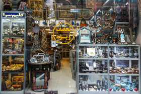 بیشتر فروشگاه‌های صنایع دستی خیابان ویلا به دلیل کسادی بازار، تخفیف‌های ویژه‌ای برای فروش در نظر گرفته‌اند.