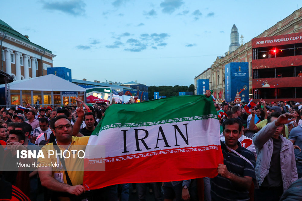 شادي ايراني‌ها و مراکشی‌ها در خیابان‌ نوسکی سنت پترزبورگ قبل از دیدار تیم‌های مراکش و ایران در اولین بازی گروه دوم جام جهانی