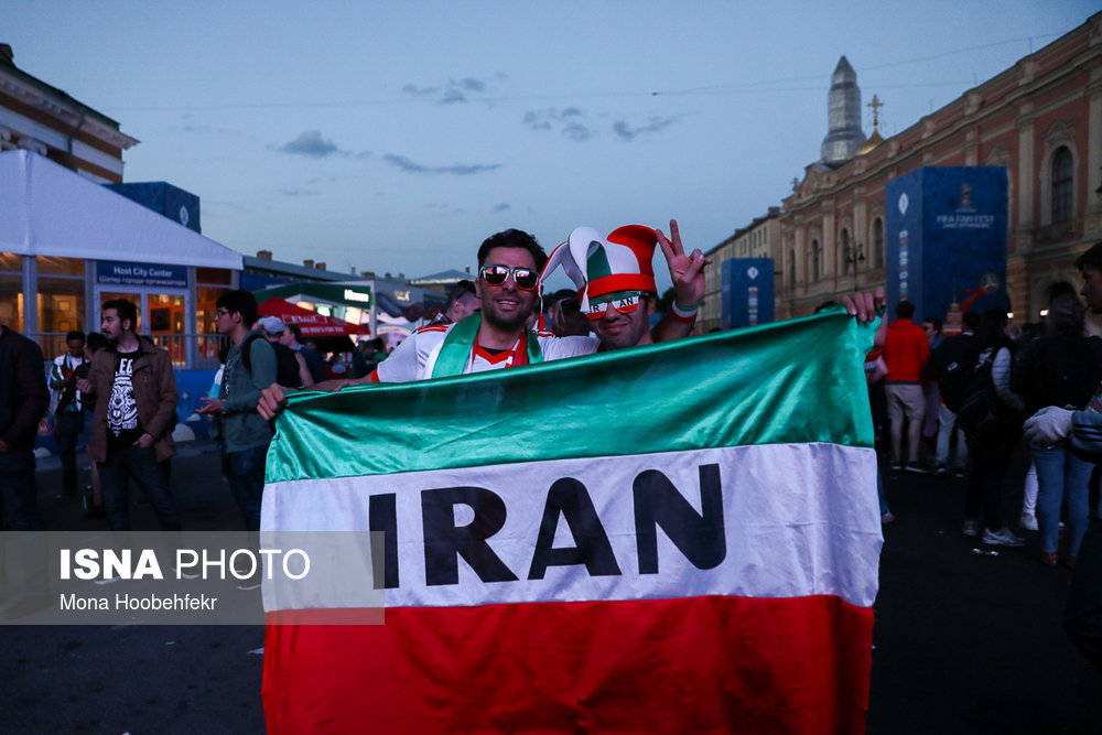 شادي ايراني‌ها و مراکشی‌ها در خیابان‌ نوسکی سنت پترزبورگ قبل از دیدار تیم‌های مراکش و ایران در اولین بازی گروه دوم جام جهانی