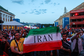 شادي ايراني‌ها و مراکشی‌ها در خیابان‌ نوسکی سنت پترزبورگ قبل از دیدار تیم‌های مراکش و ایران در اولین بازی گروه دوم جام جهانی