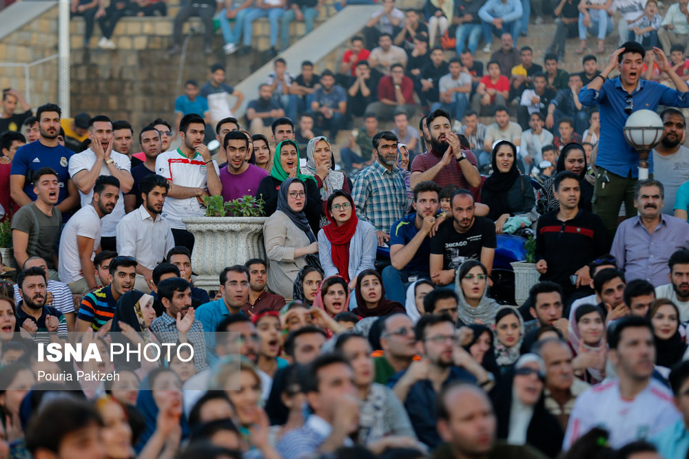 تماشای بازی ایران و مراکش در همدان